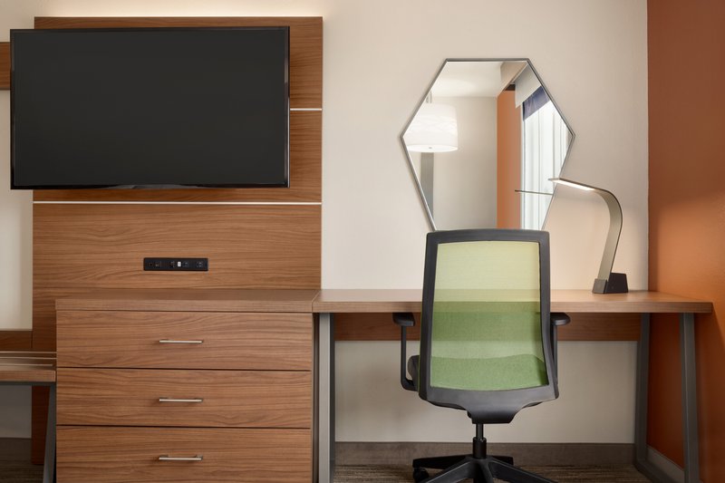 HOLIDAY INN EXP STES AUBURN