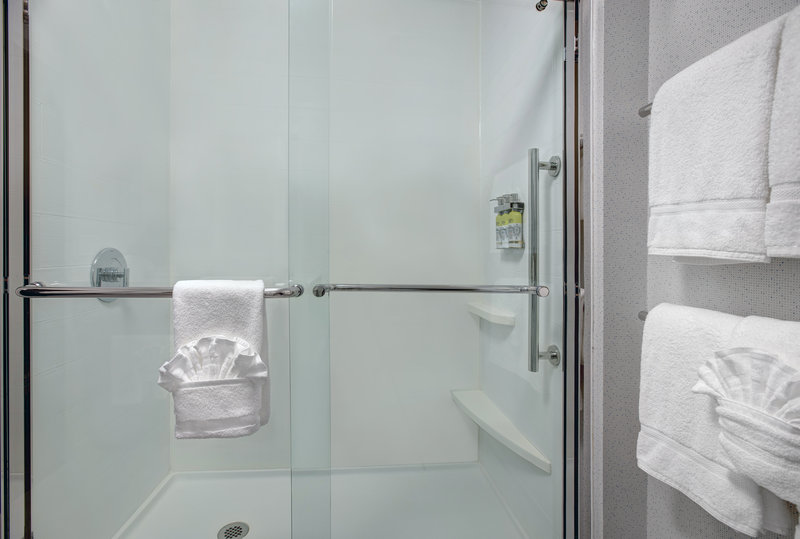 Holiday Inn Express and Suites Milwaukee – Brookfield