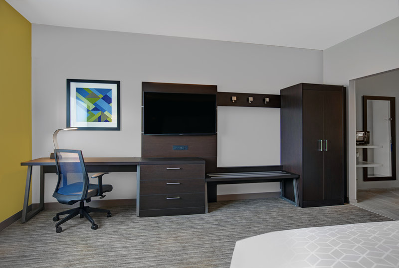 Holiday Inn Express and Suites Milwaukee – Brookfield