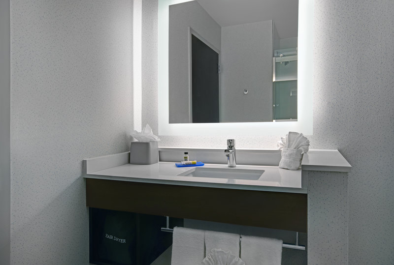 Holiday Inn Express and Suites Milwaukee – Brookfield