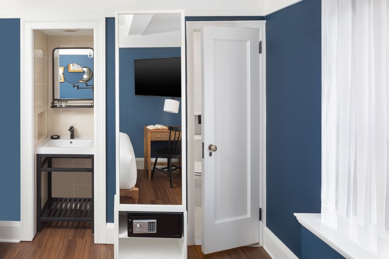 1 QUEEN BED HEARING ACCESSIBLE NS