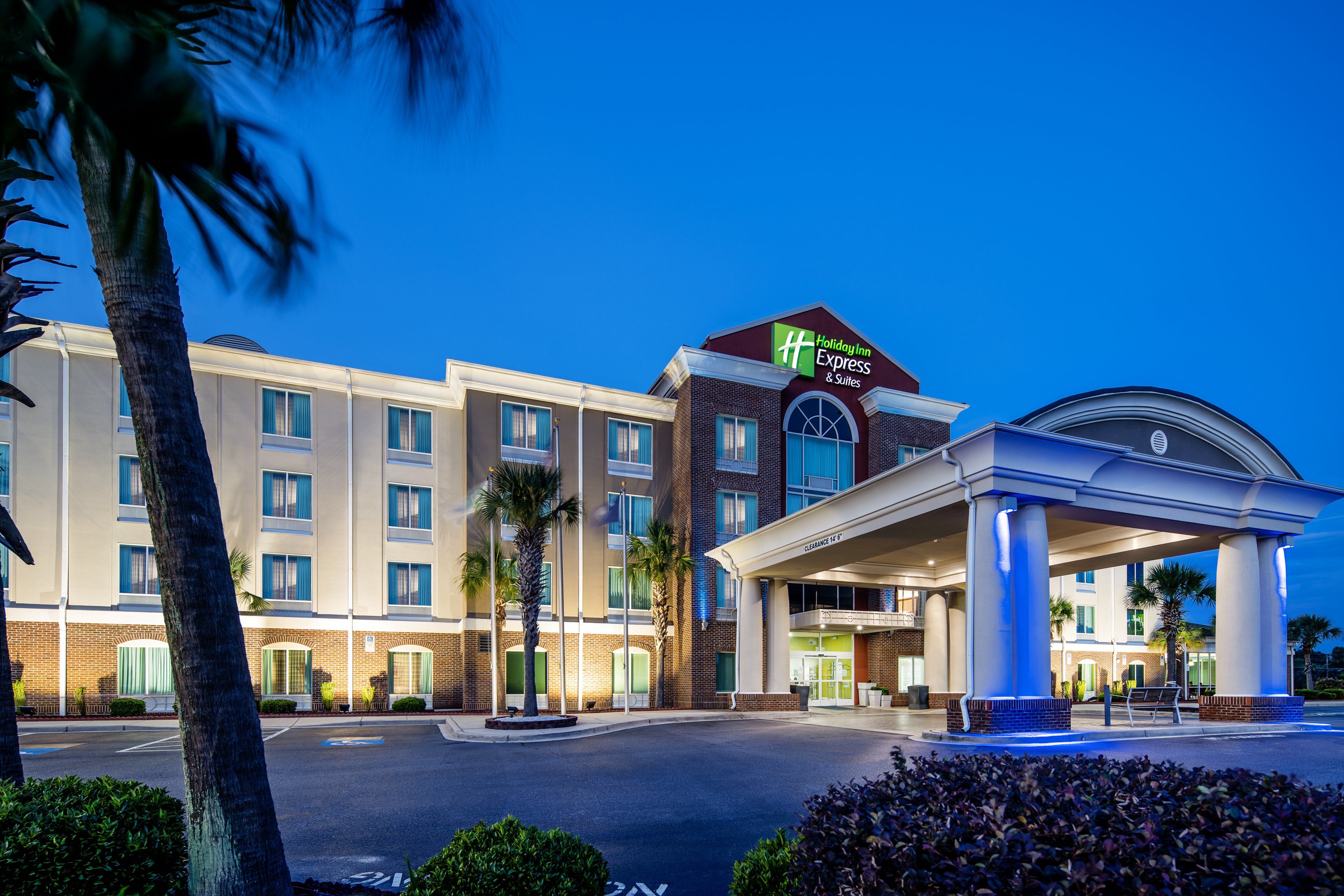Holiday Inn Express Hotel & Suites