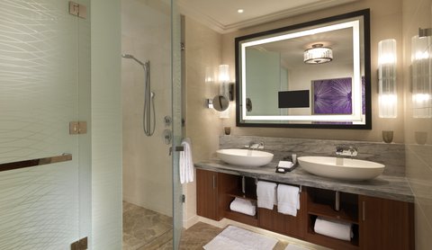 Deluxe King Bathroom 4.tif