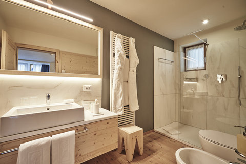 Grand Deluxe Bathroom