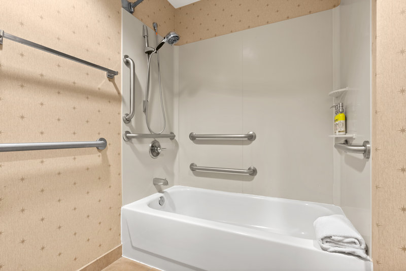 1 QUEEN BD STE KTCH MOBIL ACCESSIBLE TUB