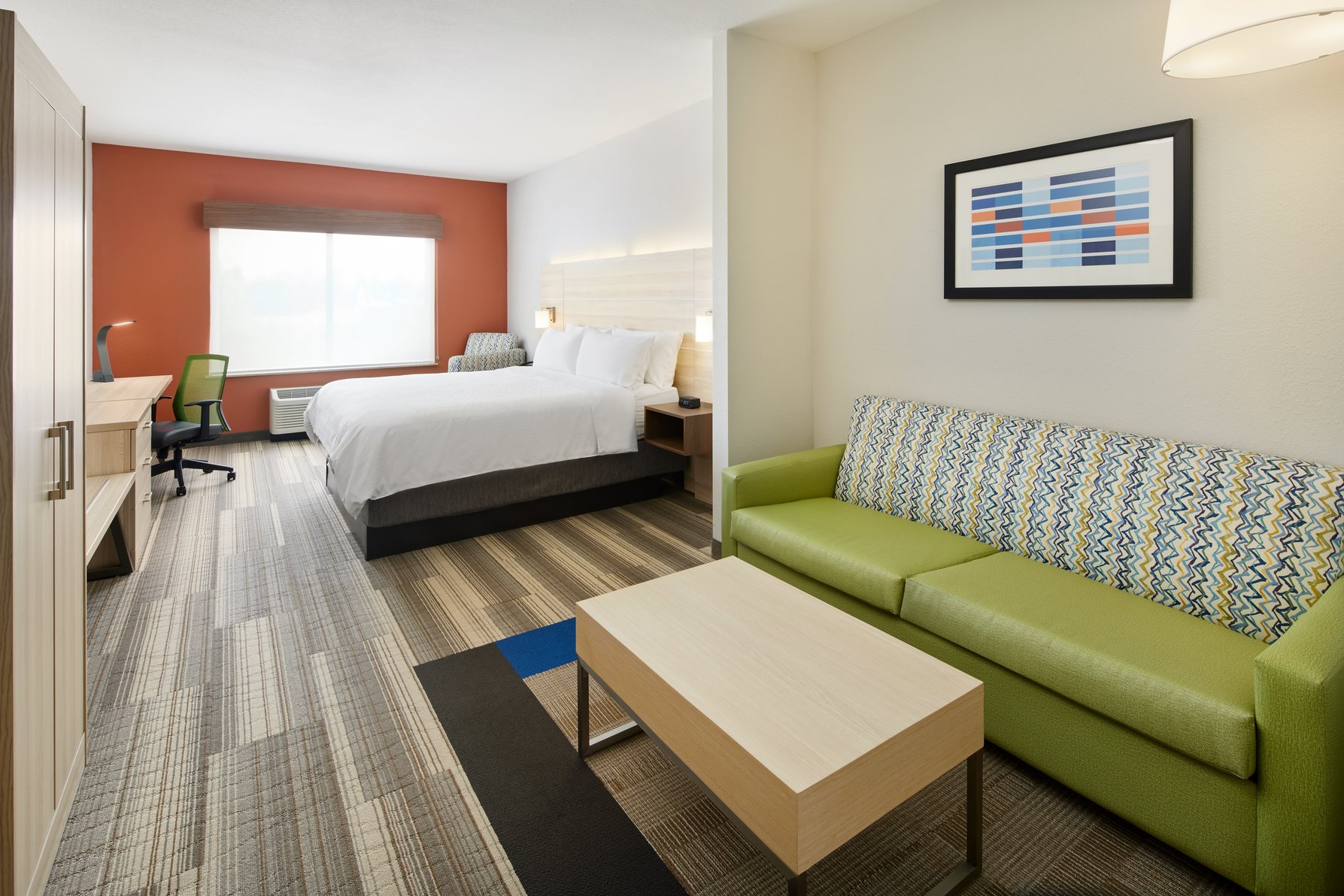 Holiday Inn Express Hotel & Suites Salem Room Type - 1 King Bed Ste Addnl Living Mobil Tub