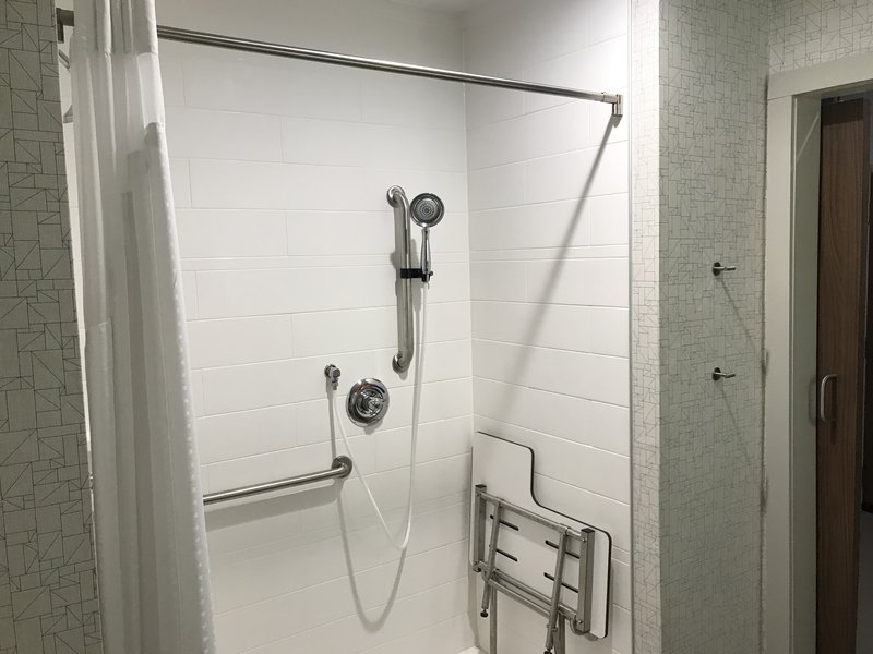 KING MOBIL ACCESSIBLE ROLL IN SHWR NOSMK