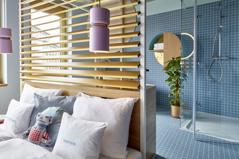 Extra Large Room - Bath