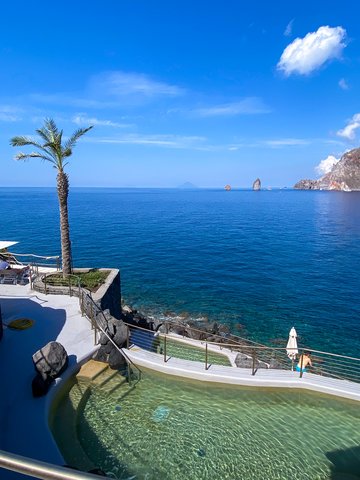 Seawater pool