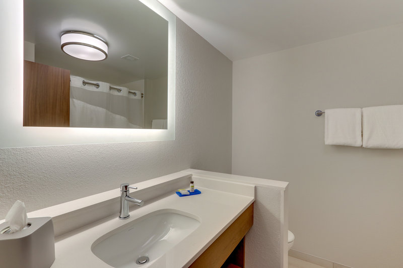 Holiday Inn Express and Suites Roanoke – Civic Center