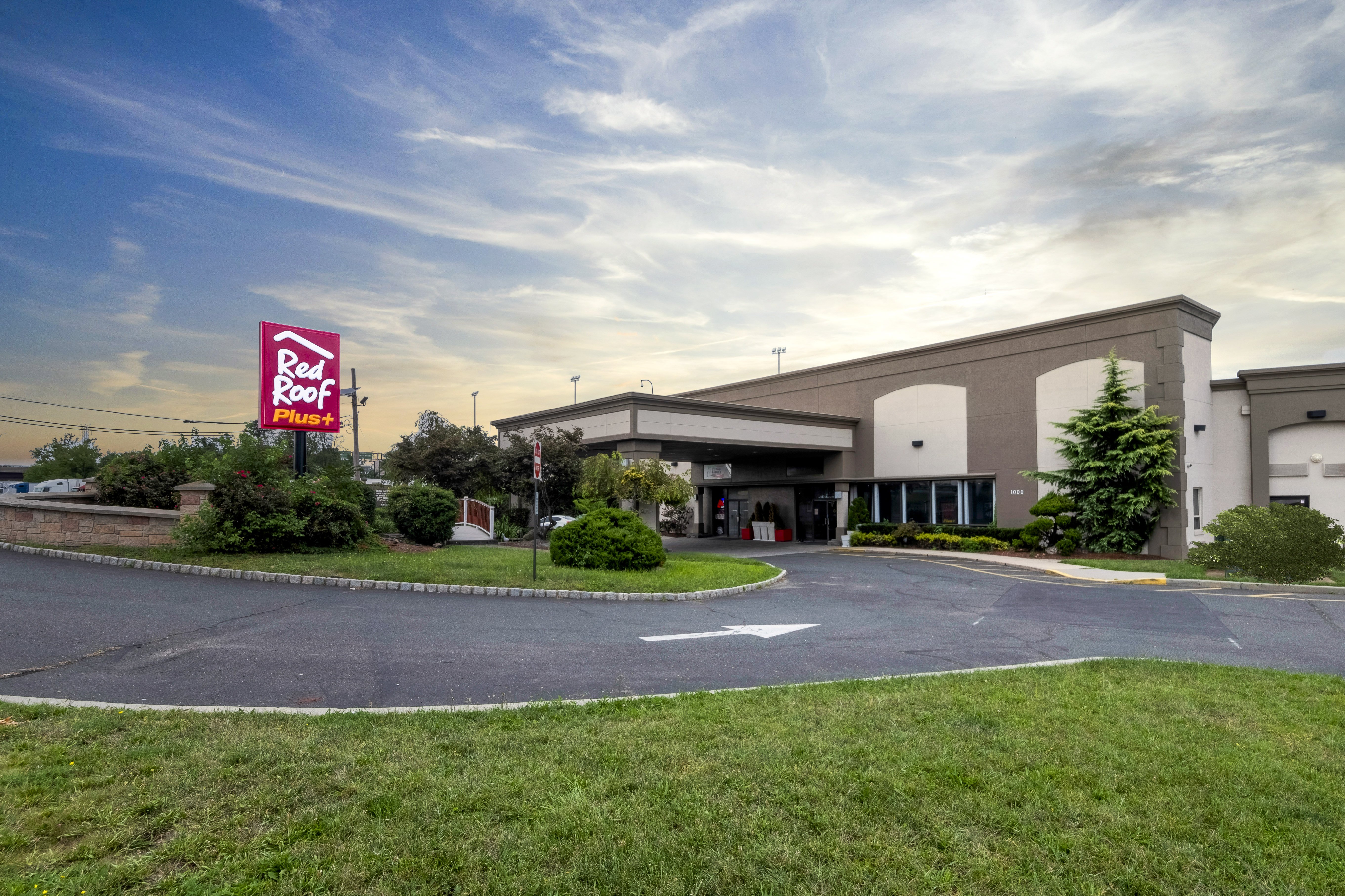 Red Roof PLUS+ Woodbridge - Carteret