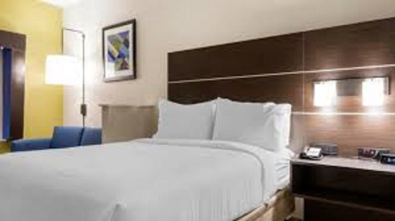 HOLIDAY INN EXPRESS MCCOMB