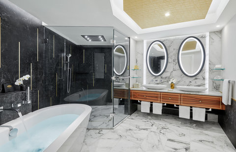 Deluxe Room Bathroom