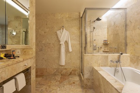 Deluxe Room bathroom