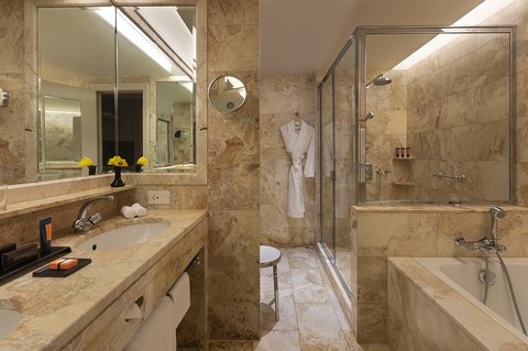 Deluxe Suite Bathroom