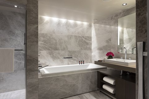 Mandarin Junior Suite bathroom