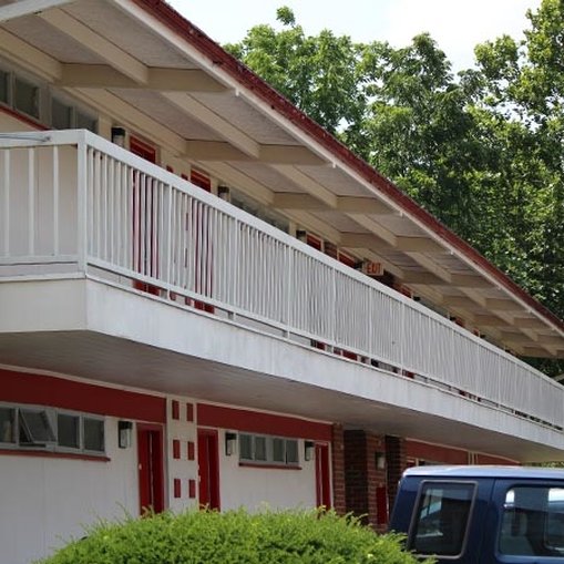 Hometown Inn Staunton exterior