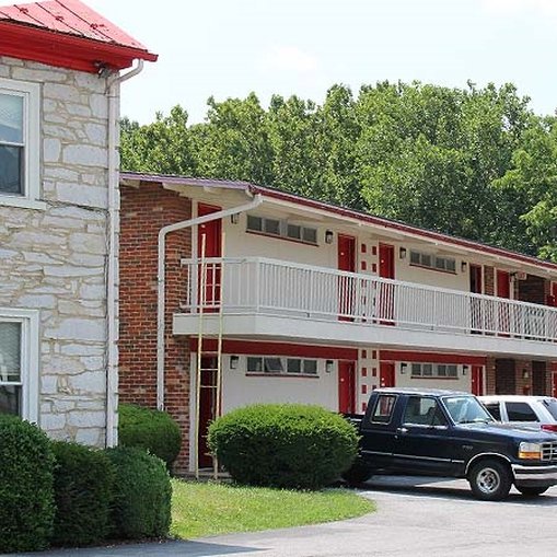 Hometown Inn Staunton exterior
