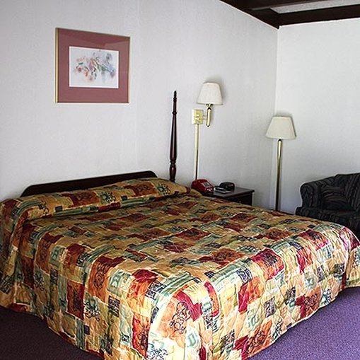 Hometown Inn Staunton room