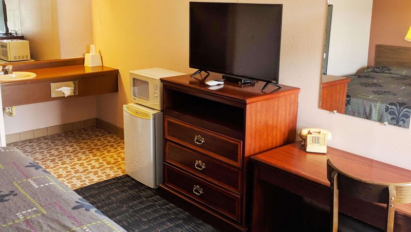 MH BlackAngusMotel Poteau OK Guestroom Queen