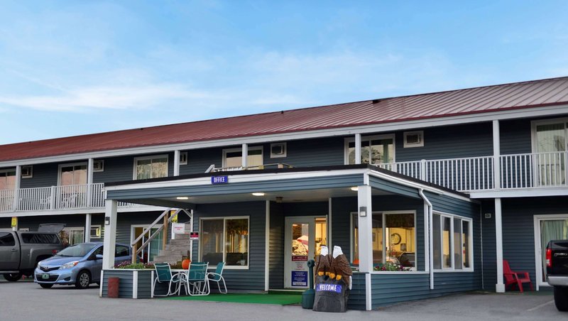 MH ColonialInn Ellsworth ME Property Exterior