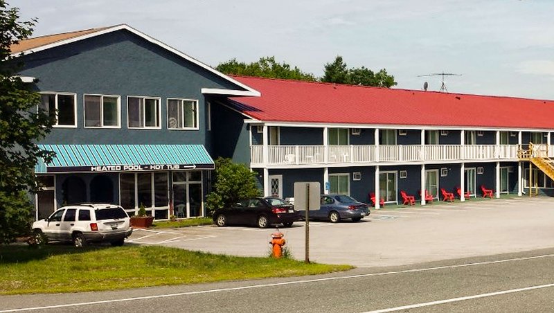 MH ColonialInn Ellsworth ME Property Exterior