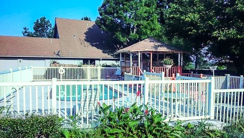 MH OakhillInn Tahlequah OK Property OutdoorPool