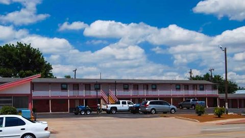 MH AmericanInnAndSuites Childress TX Property Exterior