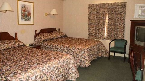 MH TravellersInnPrinceEdwardIsland Summerside PE Guestroom TwoQueen