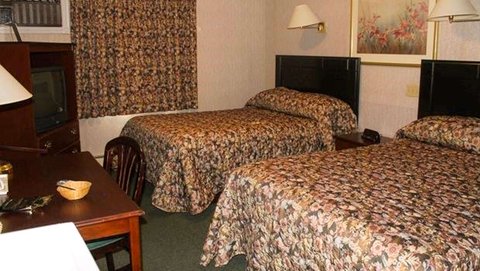 MH TravellersInnPrinceEdwardIsland Summerside PE Guestroom TwoQueen