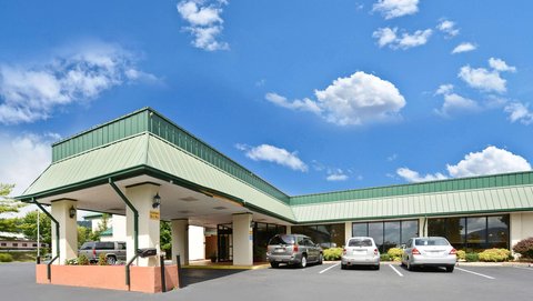 Magnuson Hotel Mountain View Exterior Entrance