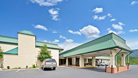 Mountain View Entrance Magnuson Hotel Exterior