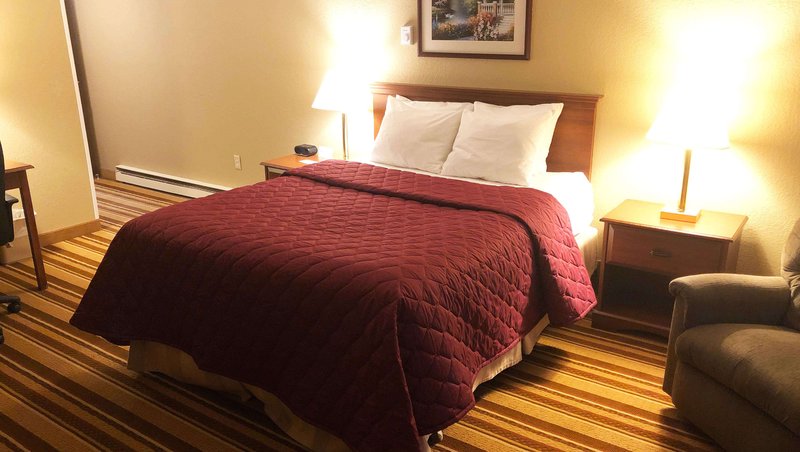 Queen Bed Magnuson Hotel Copper Crown