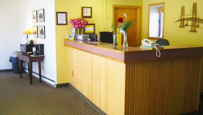 Magnuson Hotel Copper Crown MI Lobby