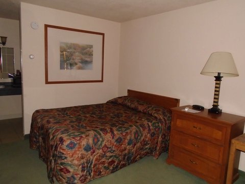 Queen Guest Room Arrowhead Inn New Salem