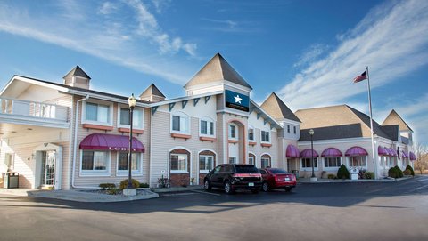 MG PioneerInnSuites Escanaba MI Property Exterior