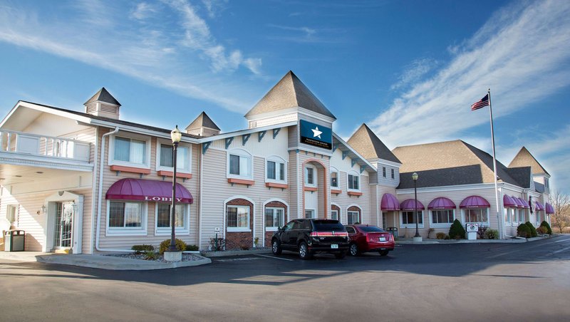 MG PioneerInnSuites Escanaba MI Property Exterior
