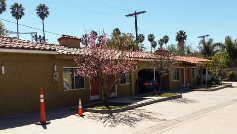 MH EconomyInnMotel Sylmar CA Property Exterior