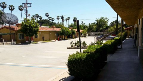 MH EconomyInnMotel Sylmar CA Property Exterior