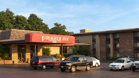 MH VoyageurInn ConferenceCenter Reedsburg WI Property Exterior