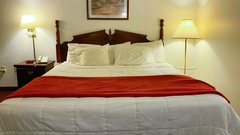 MH VoyageurInn ConferenceCenter Reedsburg WI Guestroom King