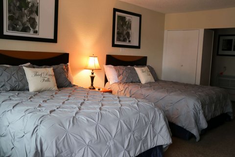 Two Queens Custom Stay Thief River Falls