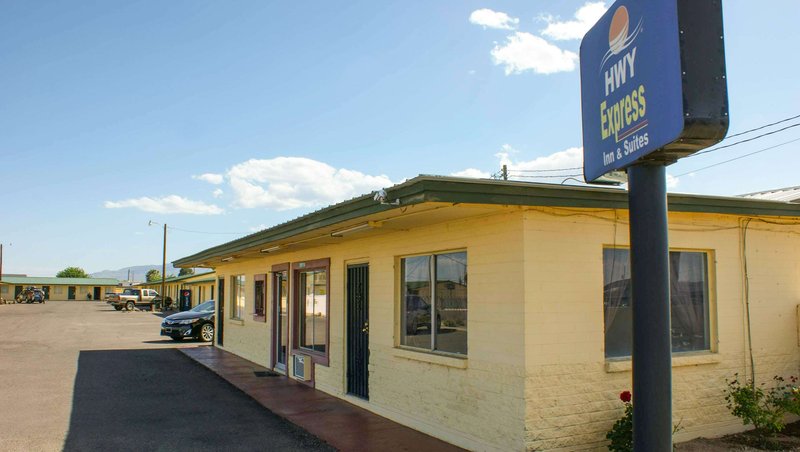 MH HwyExpresSInn Suites Thatcher AZ Property Exterior