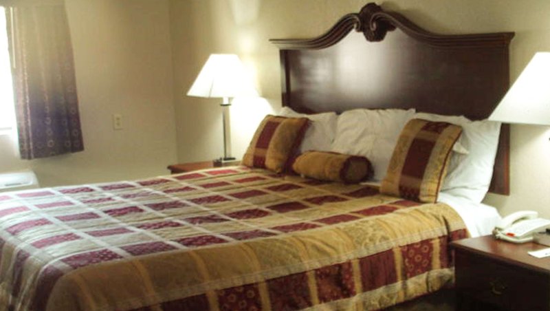 GA WesternMotelInn Hazlehurst bed