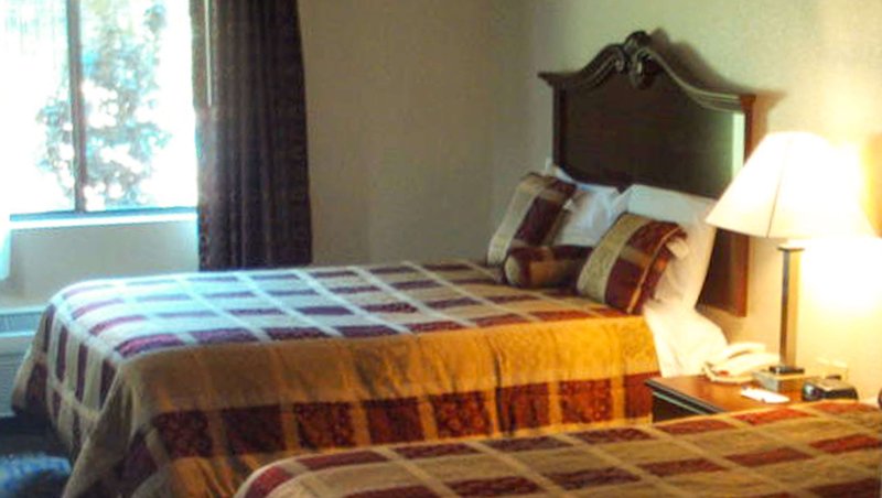 GA WesternMotelInn Hazlehurst bed