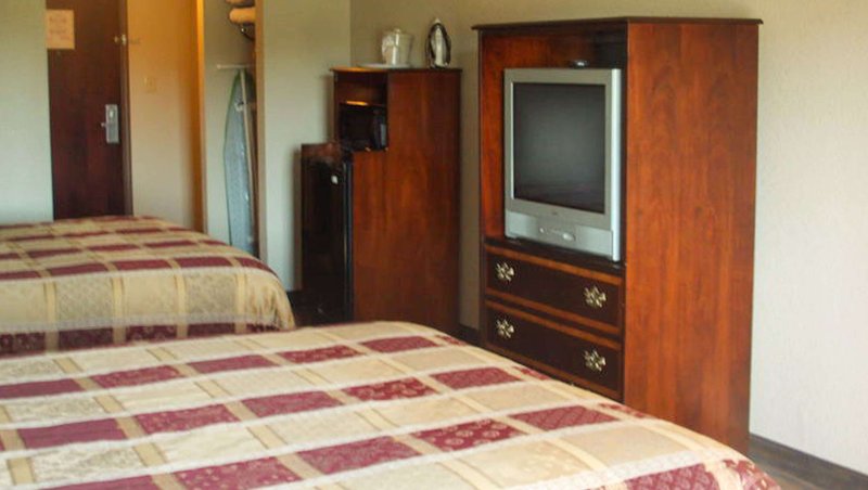GA WesternMotelInn Hazlehurst bed