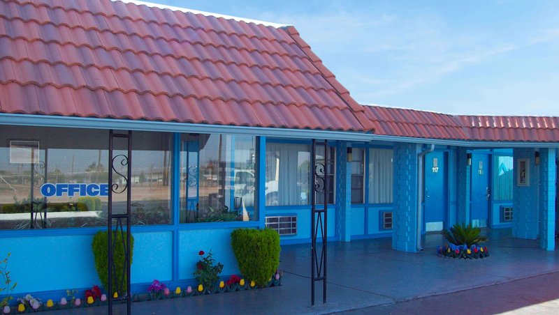 Exterior Entrance Blue Mist Motel