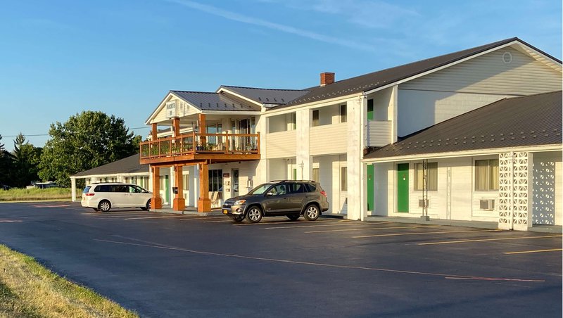 MH ManchesterInn Manchester NY Property Exterior