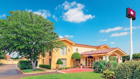 Entrance Manguson Hotel Texarkana