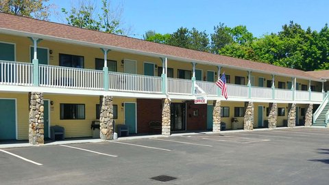 Magnuson Hotel Hampton NH Exterior
